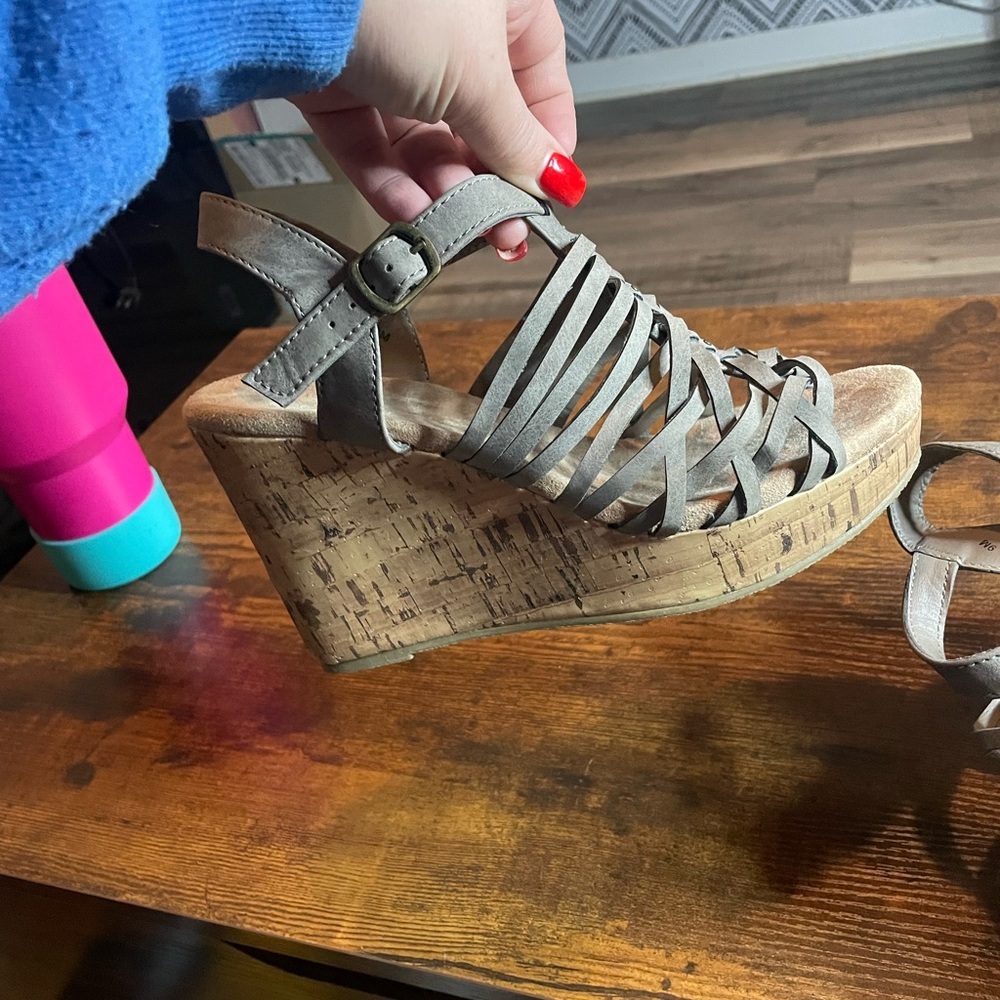 Women's Strappy Wedge Sandals - Picture 5 of 7
